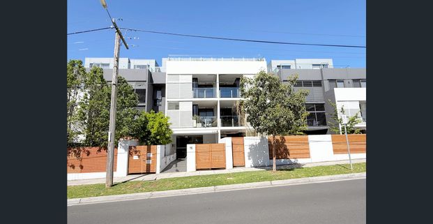 Spacious 2-Bedroom 2-Bathroom Apartment with Large Balcony in Bentleigh - Photo 1