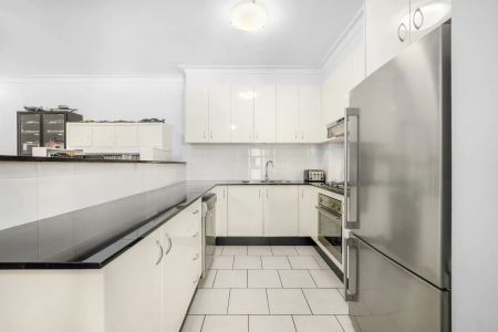 Beautiful apartment in a Leafy Park-side Location - Photo 4