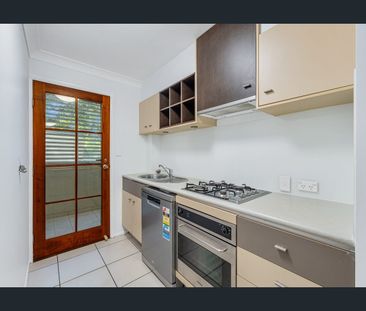 Modern 3-Bedroom Retreat in the Heart of New Farm - Photo 6