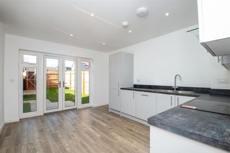 3 bedroom terraced house to rent - Photo 2