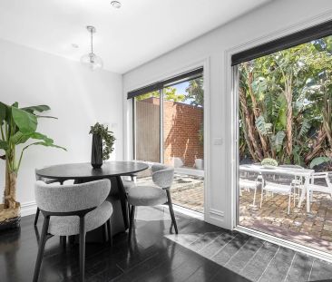 SPACIOUS AND TASTEFULLY UPDATED FAMILY HOME - Photo 3