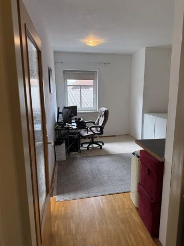 Zentral gelegene, gemütliche 2- Zimmer-Wohnung mit möblierter Küche in Lambach - Photo 3