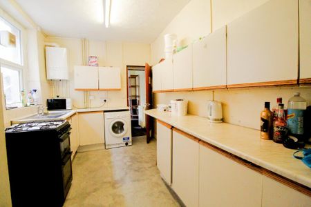 1 bedroom in a house share to rent - Photo 4