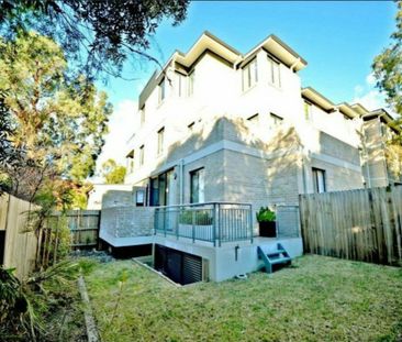 Spacious Ground Floor Apartment with Private Courtyard - Photo 1