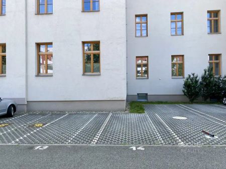 Příjemný byt s parkovacím stáním v Rezidenci Jičínská. - Photo 2