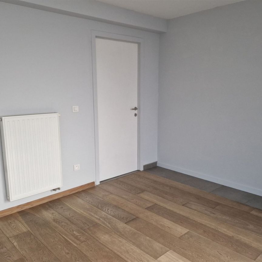 Gelijkvloers appartement met 1 slaapkamer en staanplaats - Photo 1