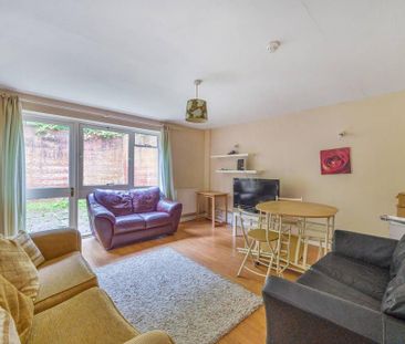 4 bedroom end of terrace house to rent - Photo 1