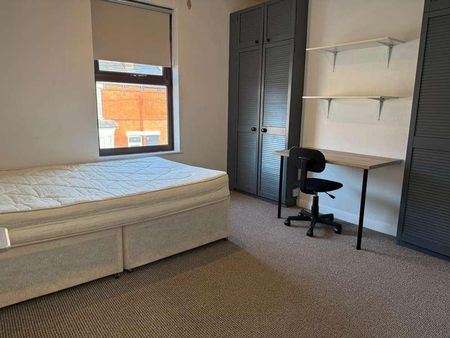 Bed Bath // Student House House // Aug, LN5 - Photo 4