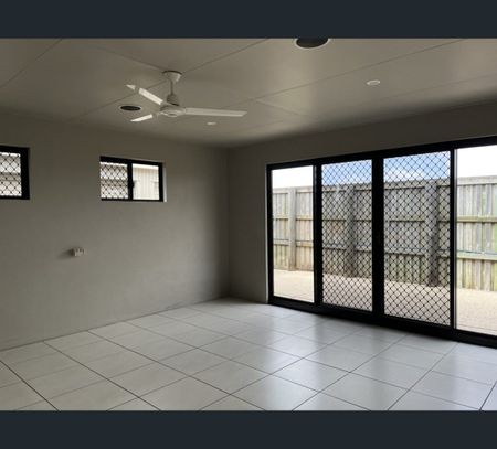 12 Lancaster Way, Ooralea, Qld 4740 - Photo 4
