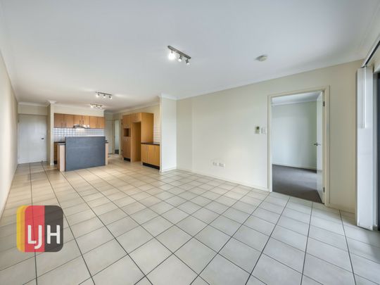 Top Floor 3 Bedroom Unit In Nundah. Huge Deck And Double Garage - Photo 1