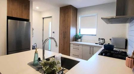 Ready to move in, stylish 2 bed townhouse - Photo 3