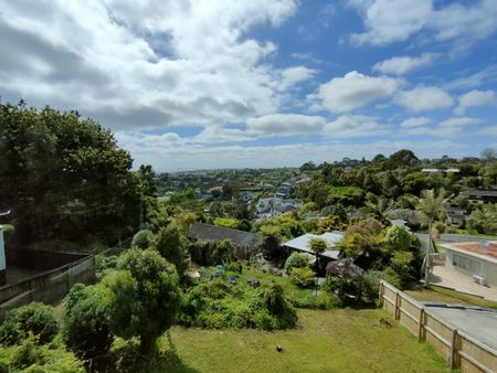 Property Management108 Arran Road, Browns Bay - House for Rent - Photo 2