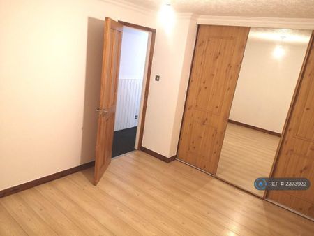 3 bedroom end of terrace house to rent - Photo 3