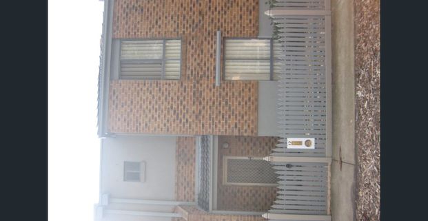 WELL PRESENTED 3 BEDROOM TOWNHOUSE IN MT COOPER BUNDOORA - Photo 1