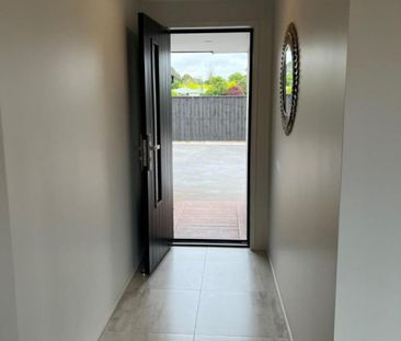 Executive living in Highlands - Photo 2