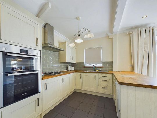3 bedroom end of terrace house to rent - Photo 1