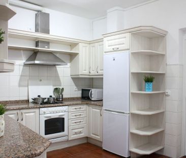 Bright room in Calle Valenzuela - Photo 2