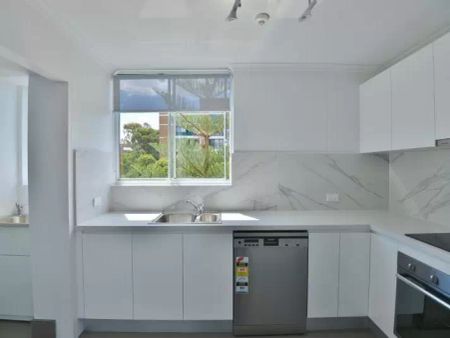 Apartment with 2 bedrooms, 1 bathroom & parking for 1 car - Photo 2