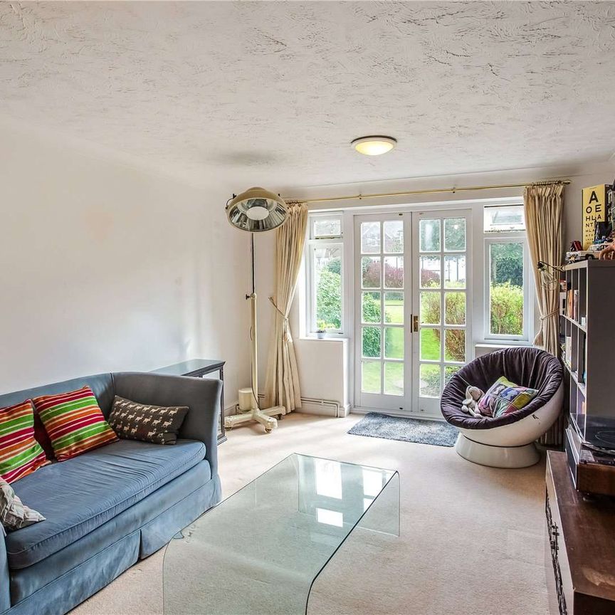 A spacious ground floor apartment approximately 0.3 miles to the station and High Street. - Photo 1