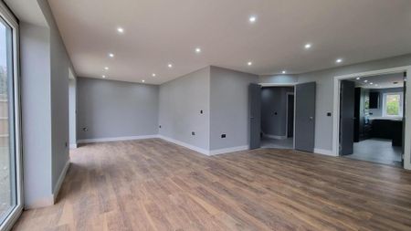 6 bedroom detached house to rent - Photo 2