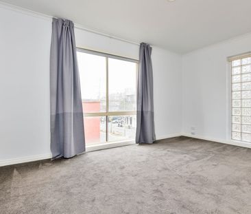 Spacious Townhouse in Prime Kensington Location - Photo 2