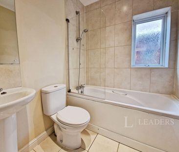 3 bedroom bungalow to rent Stoke Park Road, Bishopstoke, Eastleigh,... - Photo 6