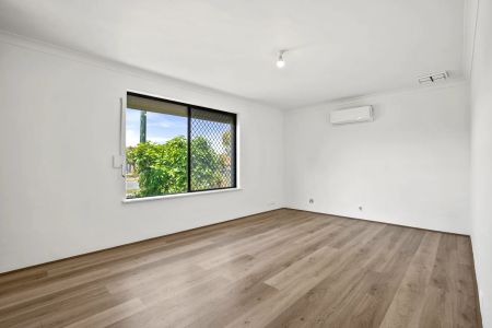 Freshly painted home with large gardens and versatile living spaces. - Photo 4