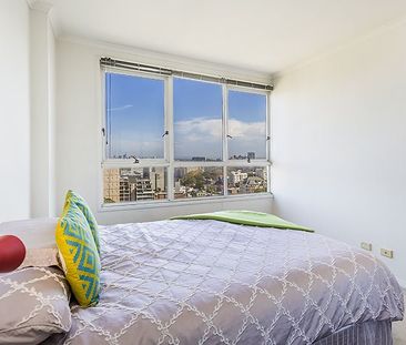 ELAN | Sunny, Spacious & Sophisticated One Bedroom with parking - Photo 2