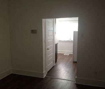 newly renovated Cathedral 2 bd character suite /fenced yard /gargae - Photo 2