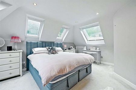 This beautifully presented modern detached home is situated in the sought-after village of Kingwood, offering a spacious and flexible family living environment - Photo 5