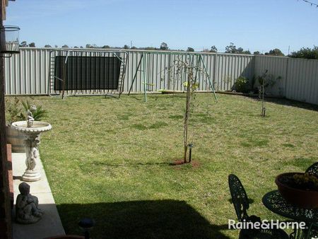 COMFORTABLE FAMILY LIVING - Photo 5