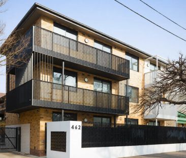Stylish East Melbourne Apartment with Parking - Photo 1