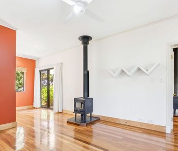 Family residence in leafy setting - Photo 4