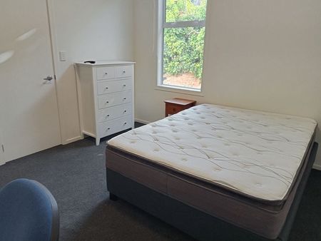1 re-modelled ensuite studio bedroom in central - Photo 5