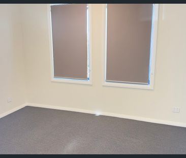 Spacious 4BR Townhouse in Growing Cranbourne - Photo 4