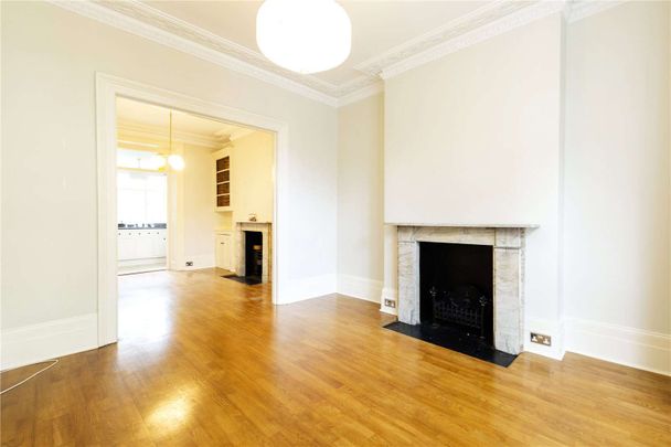 Well presented three bedroom house in an excellent Islington location just moments from Upper Street. - Photo 1