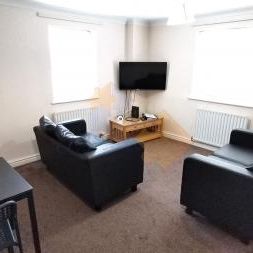 4 bedroom Semi-detached house To Let - Photo 1
