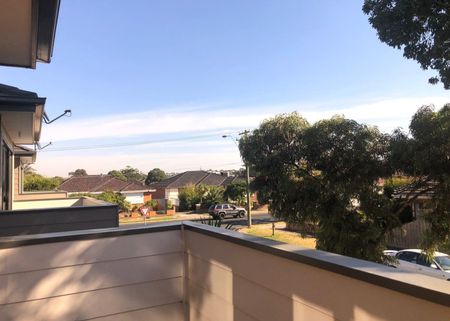 Cosy and Bright 3-Bedroom Home in Pascoe Vale - Photo 4