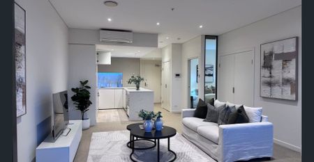 LUXURIOUS MODERN TWO-BEDROOM APARTMENT WITH HARBOUR BRIDGE VIEW - Photo 3