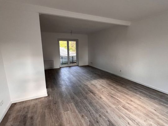 Komplett renovierte, wunderschöne 2,5-Zimmer-Altbauwohnung mit 2 Balkonen und Garten in Citynähe - Photo 1