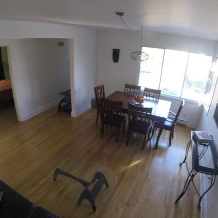 5 1/2 a louer haut de duplex. - Photo 3