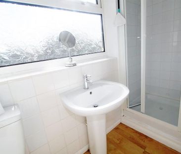 4 bedroom end of terrace house to rent - Photo 4