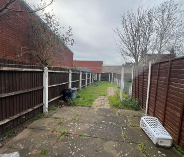 2 bedroom end of terrace house to rent - Photo 5