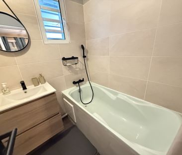 Location Appartement 3 pièces 53m² ST DENIS 97490 - Photo 6