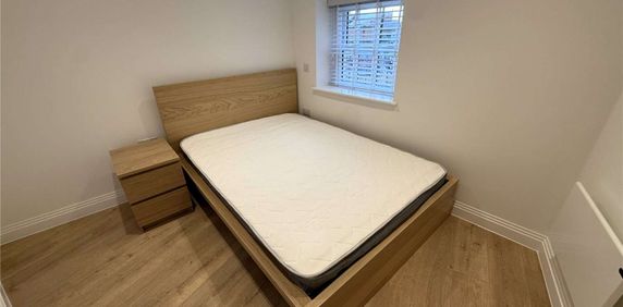A newly converted 1 bedroom apartment to rent at Market Place in the heart of Reading's town centre. Having been superbly converted, offering a very high standard of presentation throughout. - Photo 2