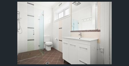 Spacious Lower Duplex with Private Garden - Photo 2