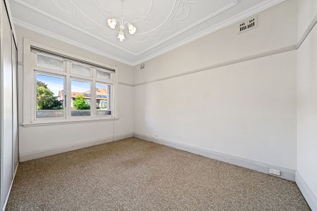 Lovely Home in a Quiet Street Close to Charing Cross and Local Beaches - Photo 2