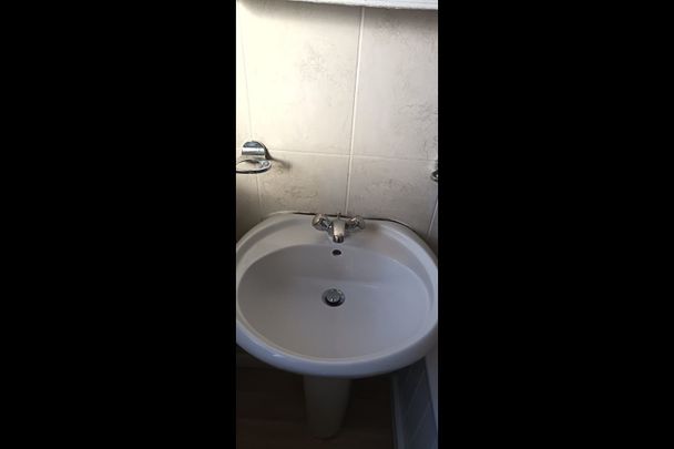 Room in a Shared House, Gantshill, IG2 - Photo 1