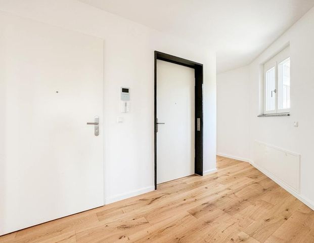 Gut geschnittene Dachgeschosswohnung mit Aufzug und Seeblick in Tutzing - Photo 1