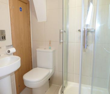 1 bedroom in a flat share to rent - Photo 4